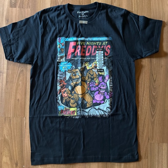 NWT Five Nights At Freddy's Comic Cover T-Shirt size Medium Hot Topic 🐻 FNAF - Picture 2 of 7